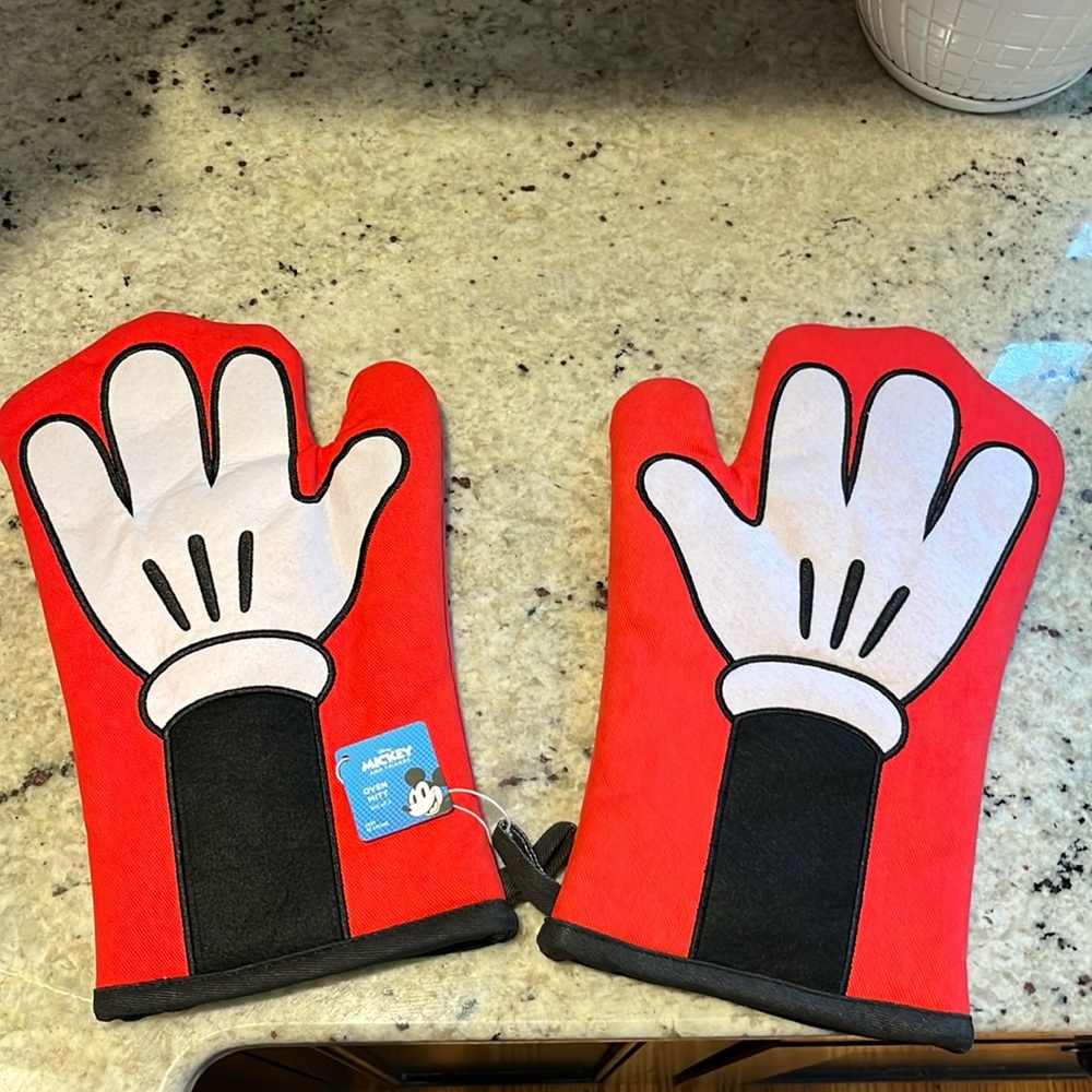 *NWT* MICKEY MOUSE OVEN MITTS by Williams Sonoma *SET OF 2*